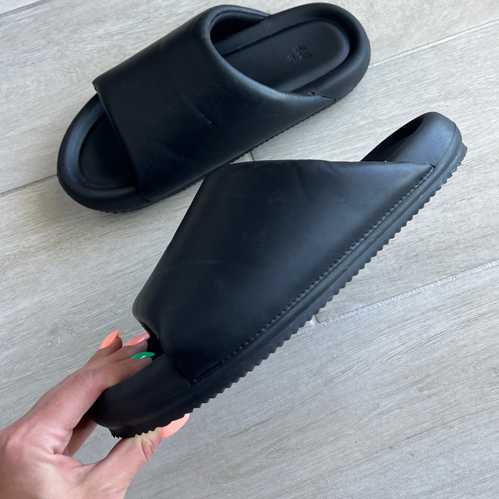 light slippers brand H&M size 7-8.  Very good condition